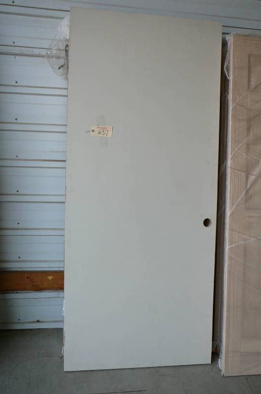 lot 637 image: Door- white