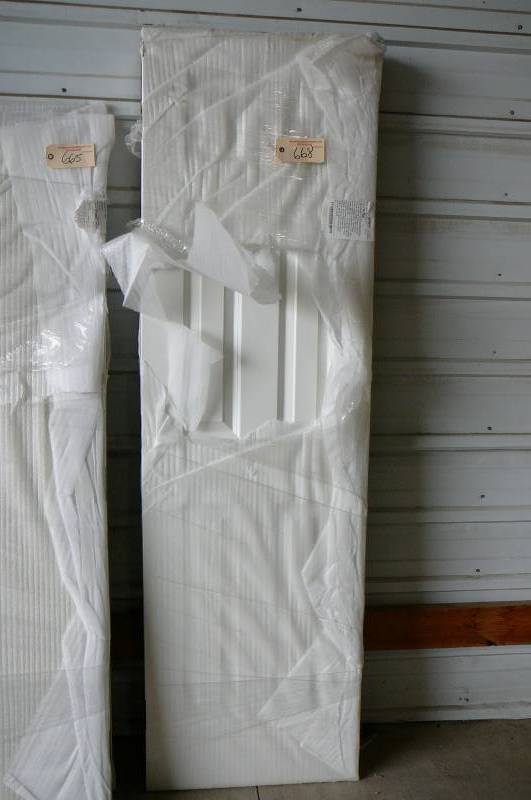 lot 668 image: Interior Door, molded white  4 panel  4.0 x 6.8