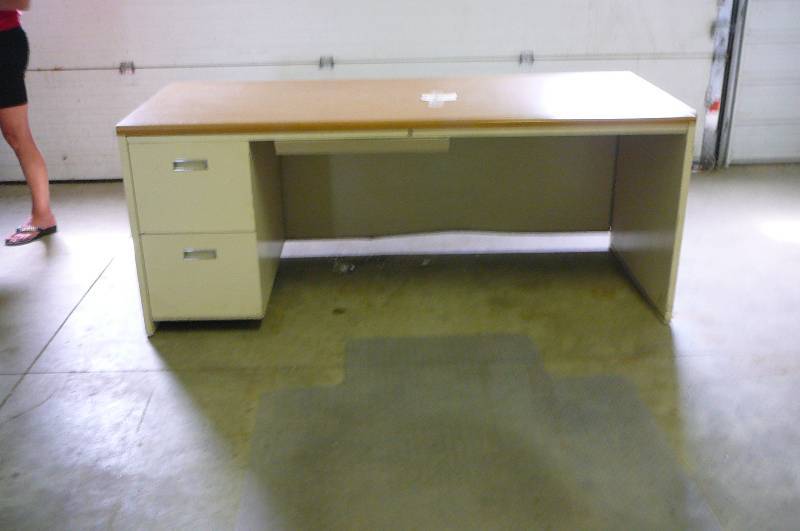 lot 683 image: Office Desk and Mat