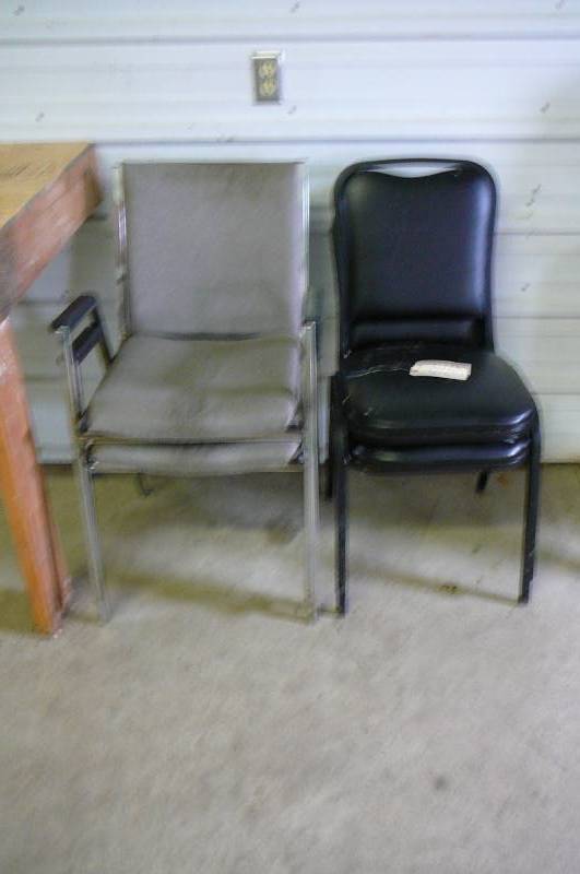 lot 686 image: 4 Chairs, stackable