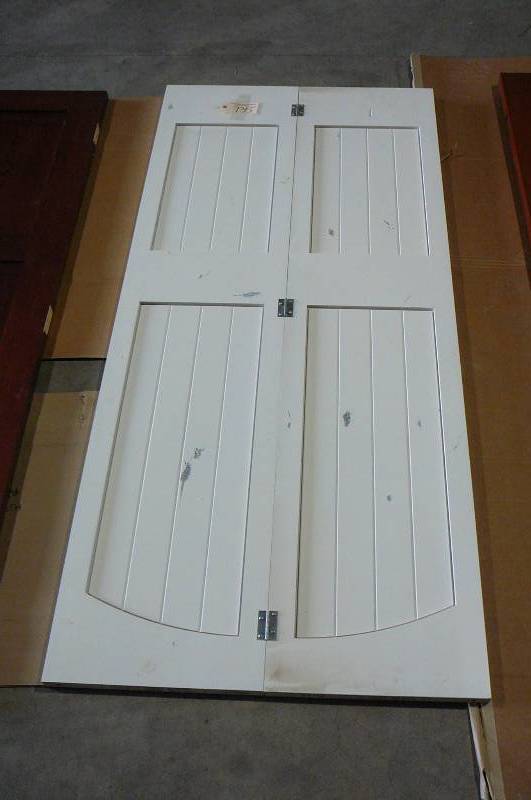 lot 735 image: Inside Bifold wood door