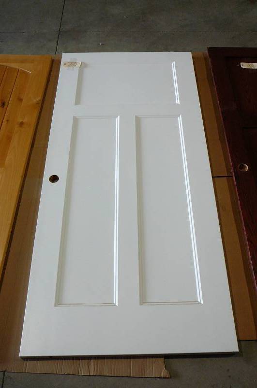 lot 737 image: Wooden Door- White 3 panel