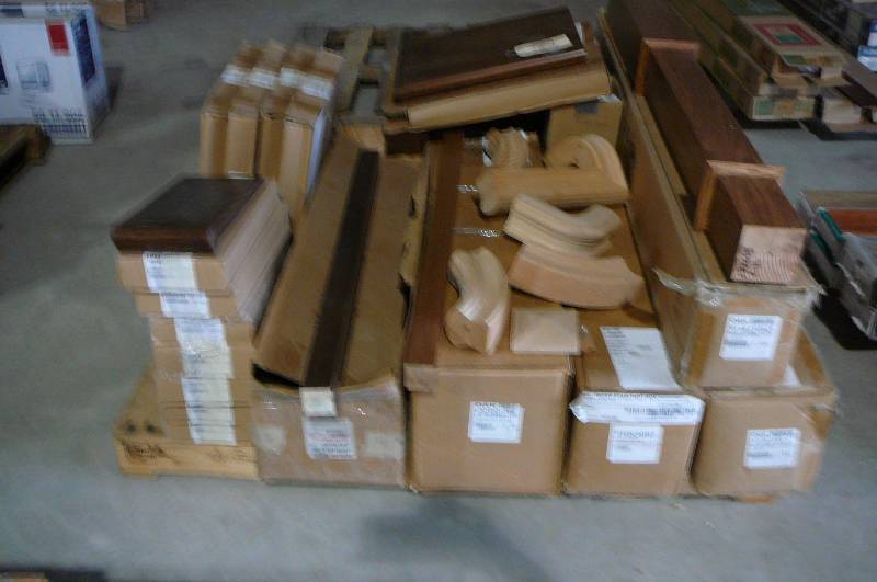 lot 754 image: Oak Railing & Stair Parts