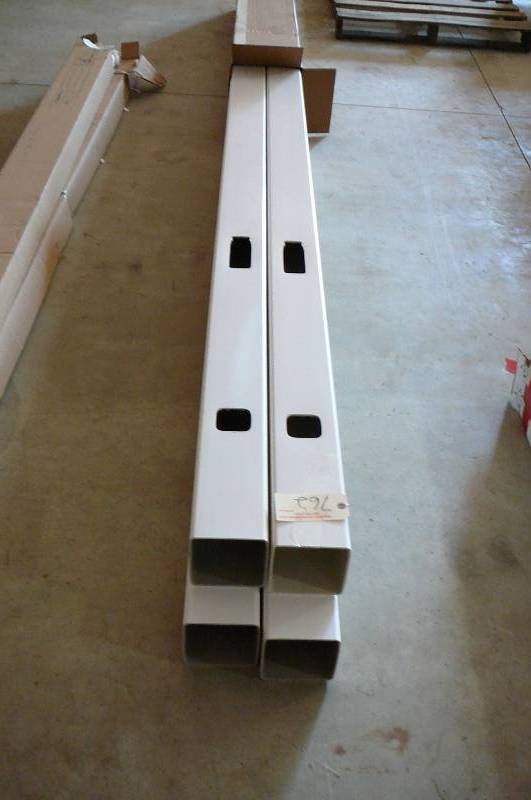 lot 762 image: Fence Posts- White