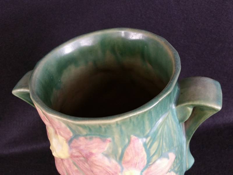 lot 1 image: Roseville Pottery Green Clematis Vase 112-12