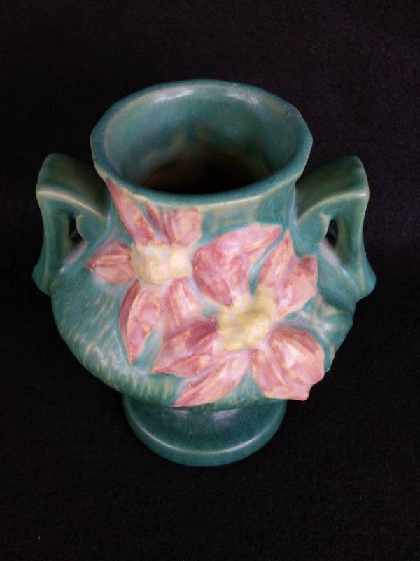 lot 3 image: Roseville Pottery Green Clematis Vase 118-6
