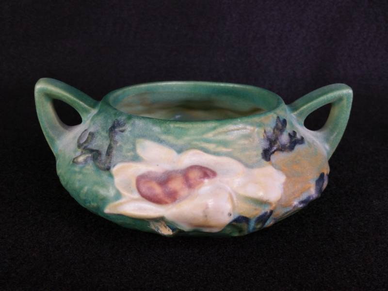 lot 6 image: Roseville Pottery Green Magnolia Sugar 4-S