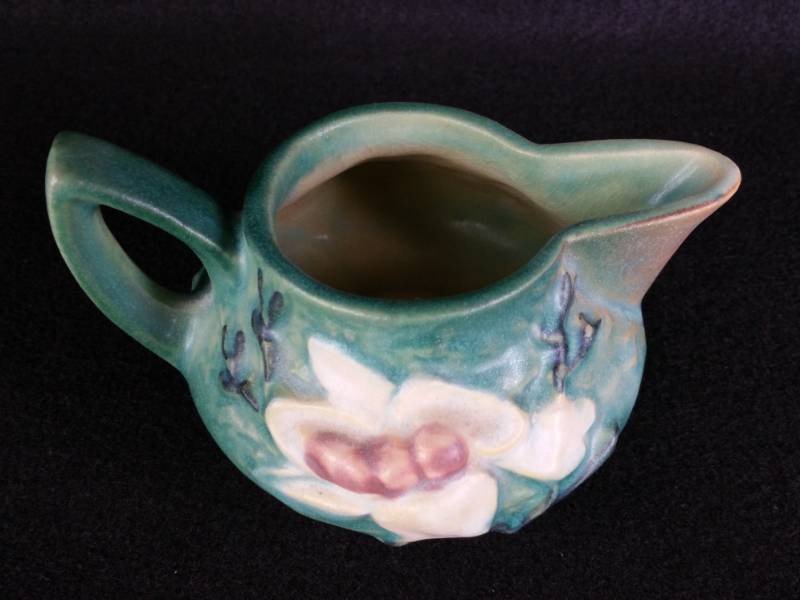 lot 7 image: Roseville Pottery Green Magnolia Sugar 4-C