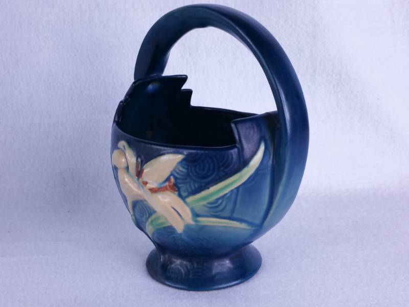 lot 10 image: Roseville Pottery Blue Zephyr Lily Basket 393-7