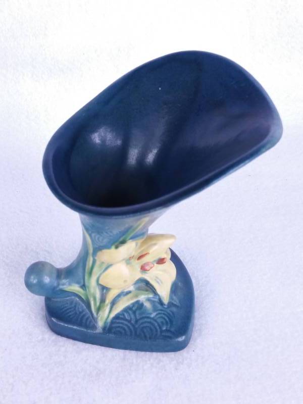 lot 13 image: Roseville Pottery Blue Zephyr Lily Cornucopia 203-6
