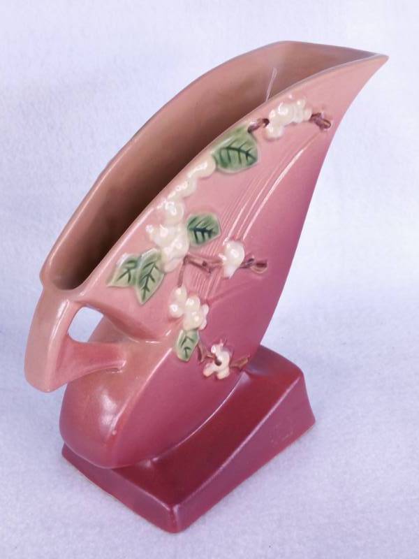 lot 15 image: Roseville Pottery Snowberry Handled Fan Vase 1FH-7