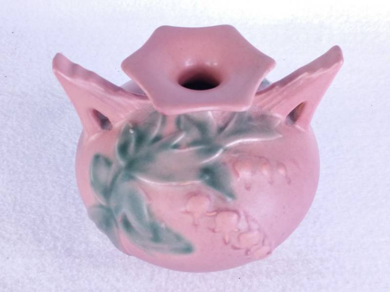 lot 16 image: Roseville Pottery Pink Bleeding Heart Vase 961-4