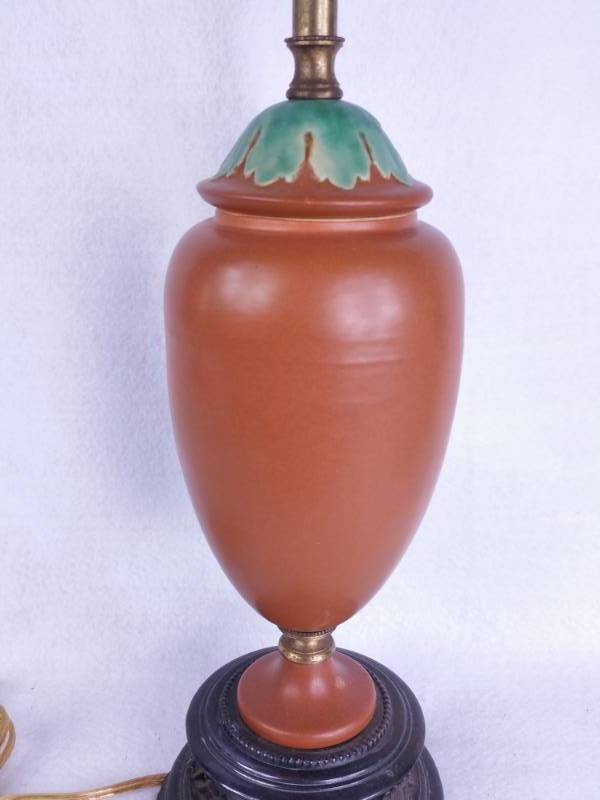 lot 17 image: Roseville Pottery Table Lamp