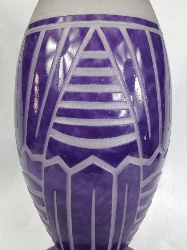 lot 21 image: Degue 16 12 Deco Art Glass Vase