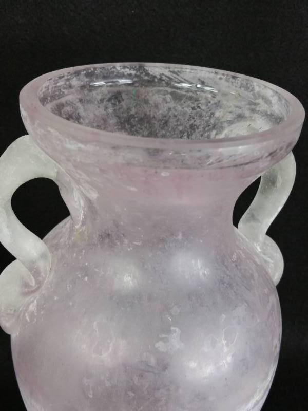 lot 22 image: Murano (Possibly Scavo) 11 14 White Pink Doubled Handled Vase