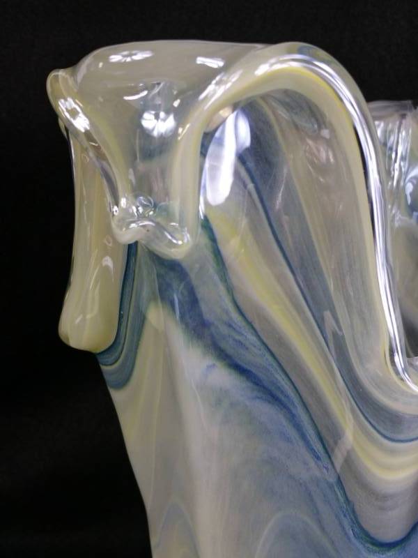 lot 24 image: 12 Art Glass Vase