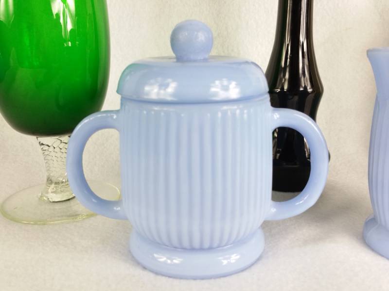 lot 40 image: Group of Collectible Glassware