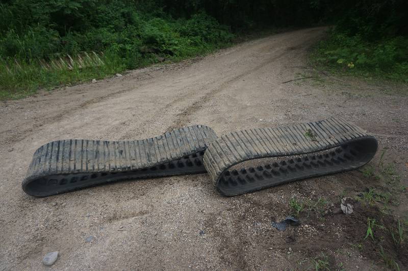 lot 7 image: Set of - 2 Caterpillar Model 247 - 257 Rubber Tracks