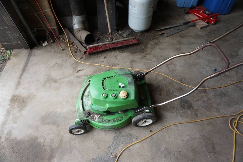 lot 11 image: Lawn Boy Solid State Power 19 Lawn Mower