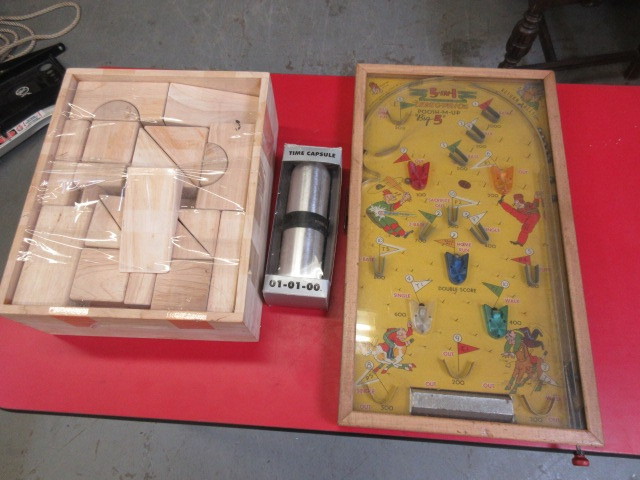 lot 120 image: VINTAGE ELECTRIC TABLE PIN BALL MACHINE AND MORE