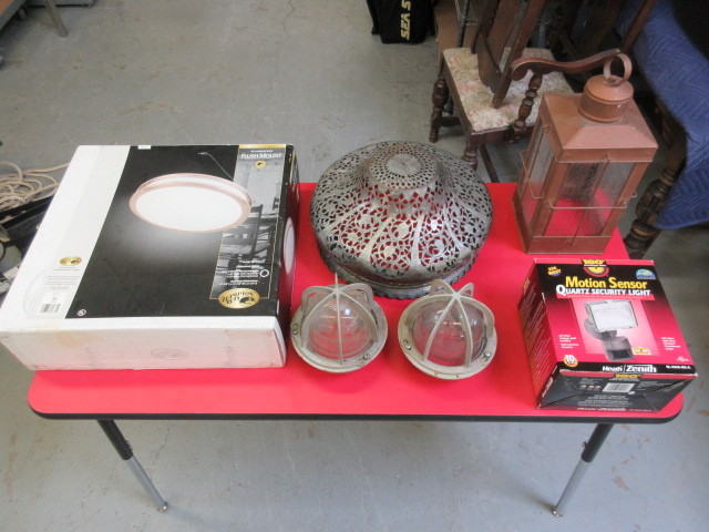 lot 121 image: MISCELLANEOUS LIGHTING