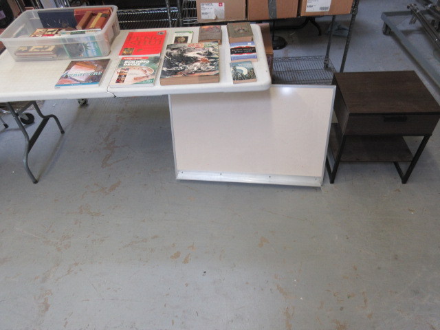 lot 125 image: SMALL END TABLE, WHITEBOARD AND ASSORTED BOOKS