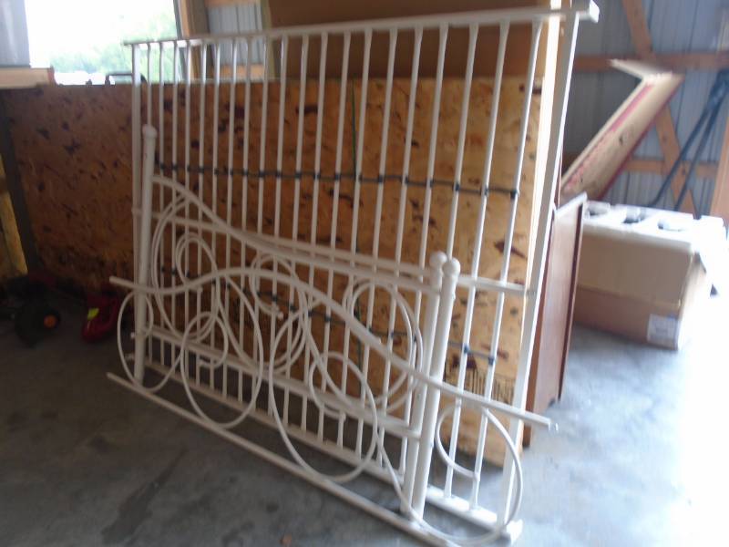 lot 23 image: Full Size Day Bed