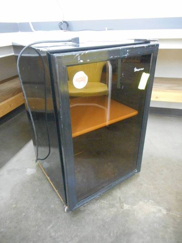 lot 4 image: Mini Refrigerator