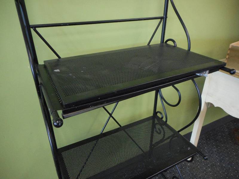 lot 14 image: Metal Shelf