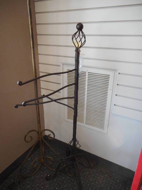 lot 19 image: Metal Coat Rack and Towel Holder