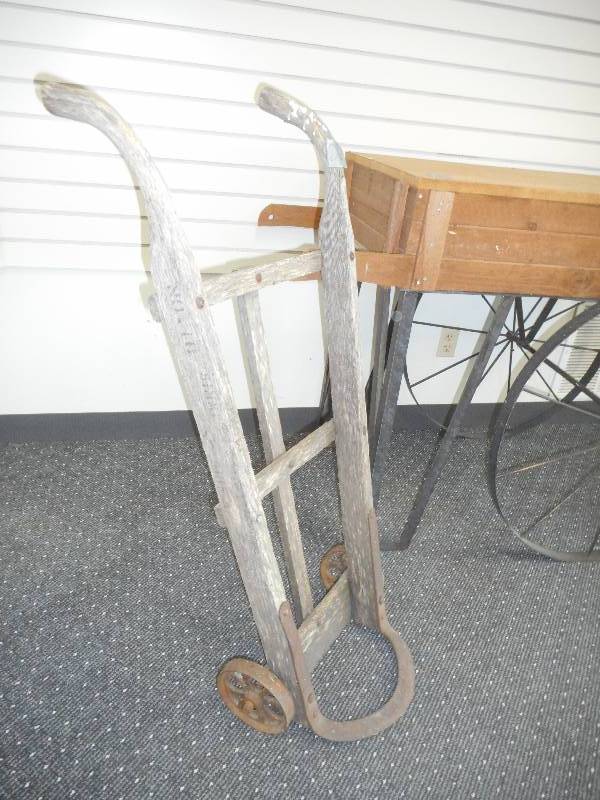 lot 22 image: Wagon Wheel Display