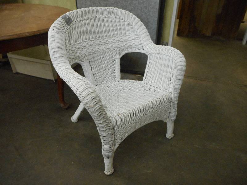 lot 28 image: Wicker Chair