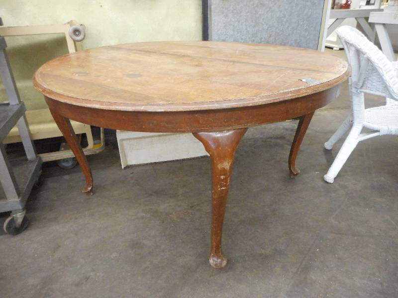 lot 27 image: Round Table