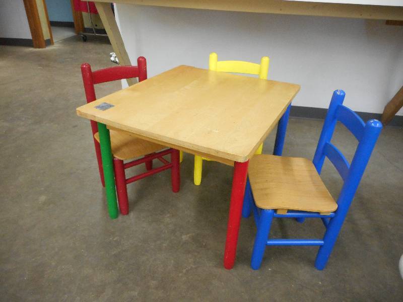 lot 29 image: Kids Table and Chairs