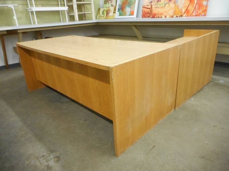 lot 35 image: Desk