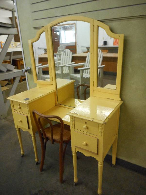 lot 25 image: Vanity and Chair
