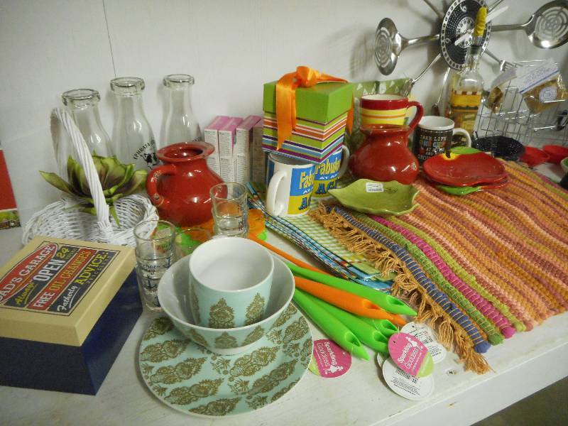 lot 99 image: NEW Kitchenware