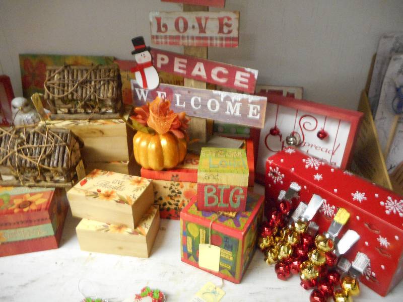 lot 101 image: Holiday Decor