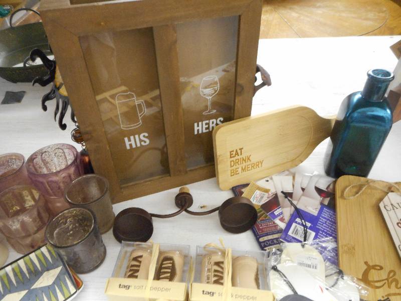 lot 104 image: NEW Wine and Party Items