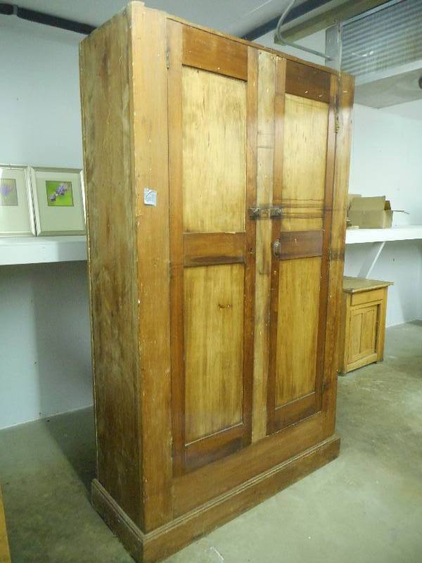 lot 61 image: Hutch