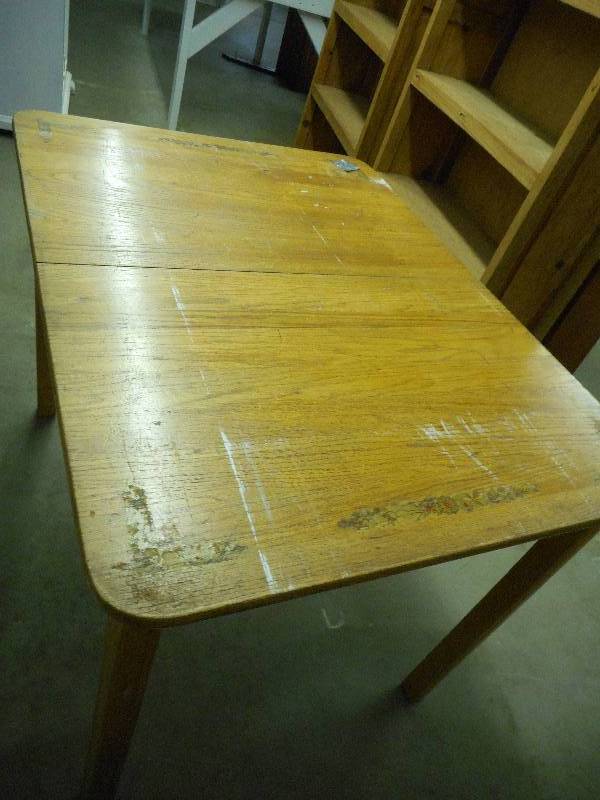 lot 75 image: Small Kitchen Table