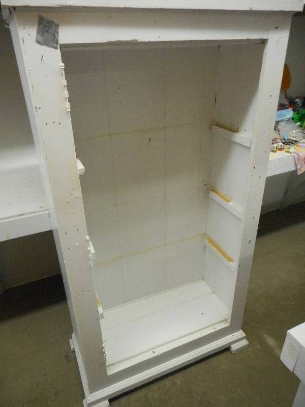 lot 74 image: White Cabinet