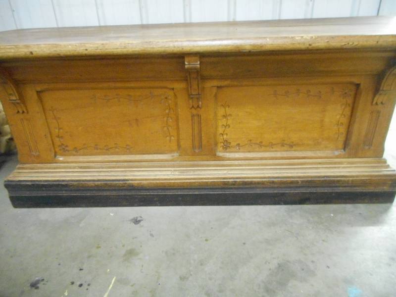 lot 80 image: Table
