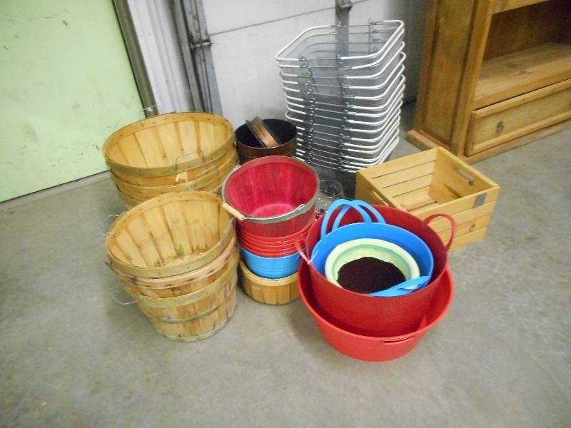 lot 87 image: Containers
