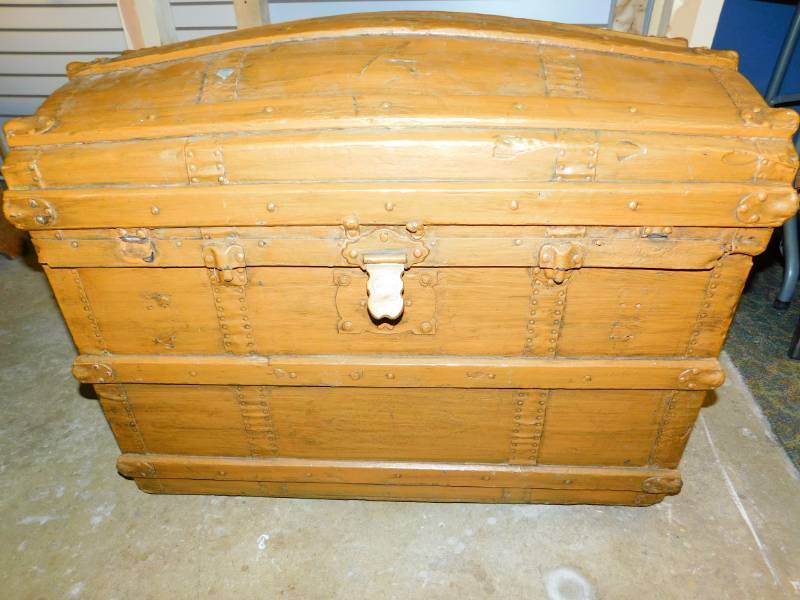 lot 2 image: Vintage Steamer Trunk