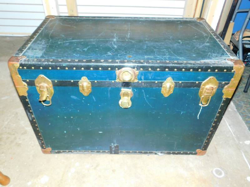 lot 3 image: Vintage Steamer Trunk