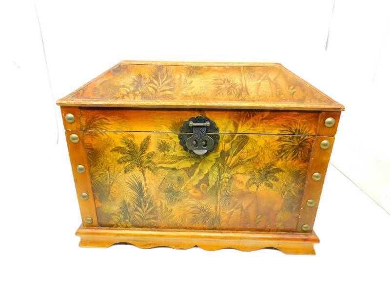 lot 4 image: Small Trunk With Jungle Scenery On Outside