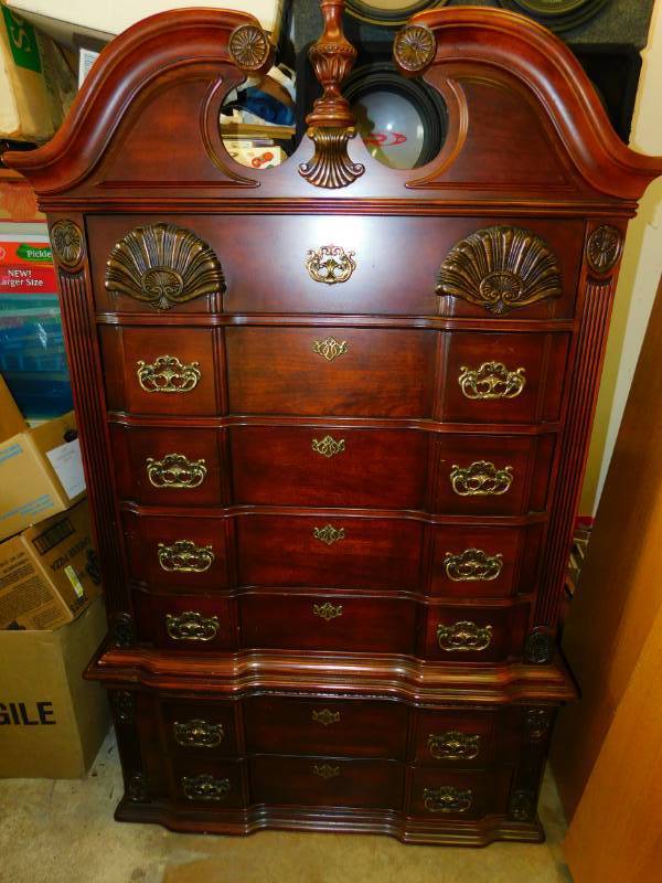 lot 9 image: Two Piece Dresser