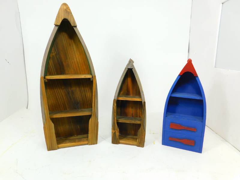 lot 22 image: Three Boat Shaped Decor