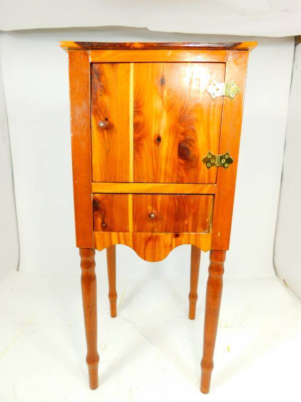 lot 24 image: Small  Stand